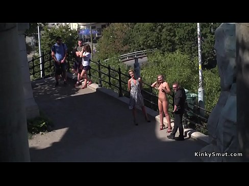 Naakt mokkel pist in een cafe en laat iedereen meekijken