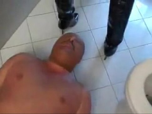 Oudere seks slaaf moet pis drinken van zijn meesteres