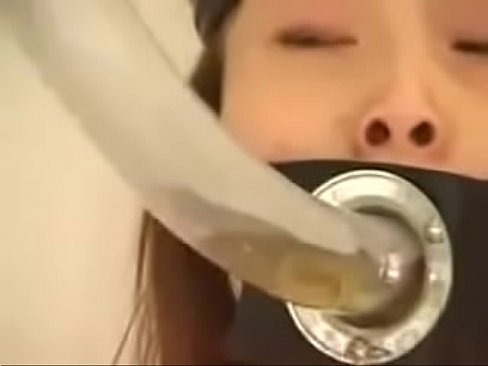 Japanse sex slaaf eet een lading stront