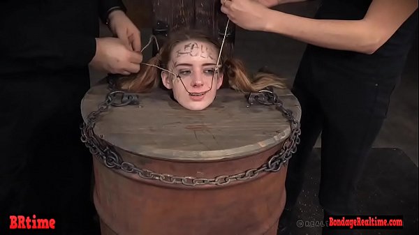 Bdsm slaaf in een vat krijgt electro seks