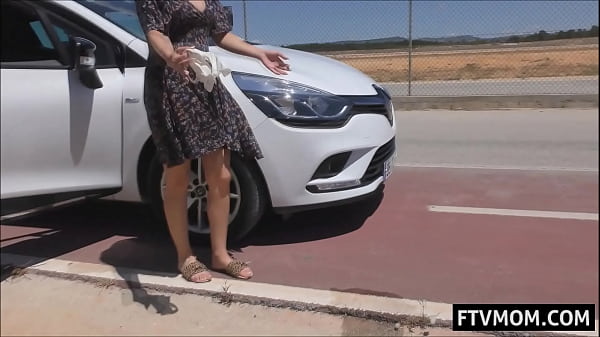 milf pissing roadside