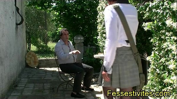 L’étudiante fessée chez Fessestivites