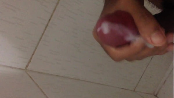 Batendo punheta e gozando