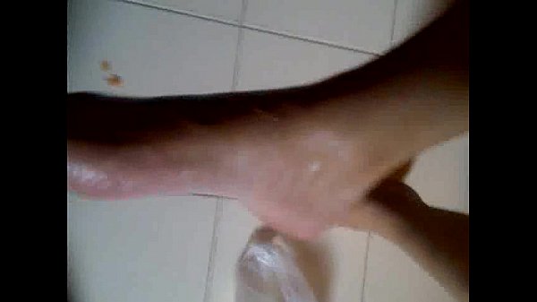 footing fisting de pie y me lo mete casi todo me salen goticas