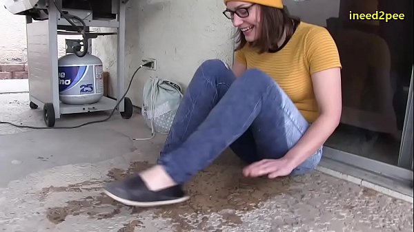 girls desperate to pee wetting themselves 2020